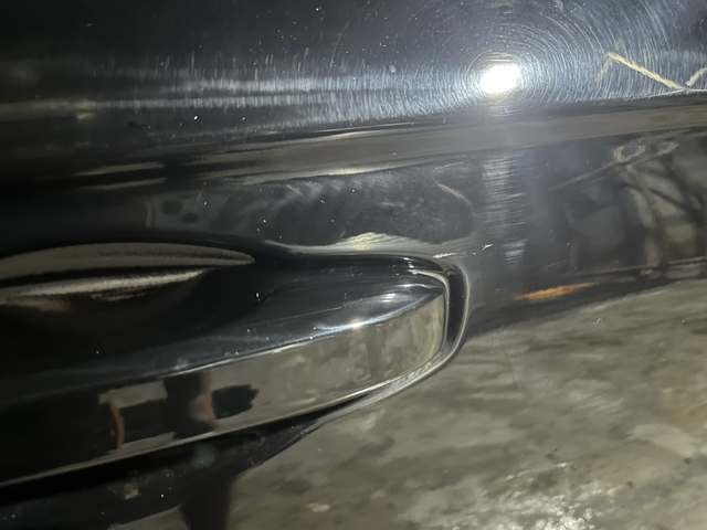 这一点刮痕要不要去车店修复
有没有办法自行修复