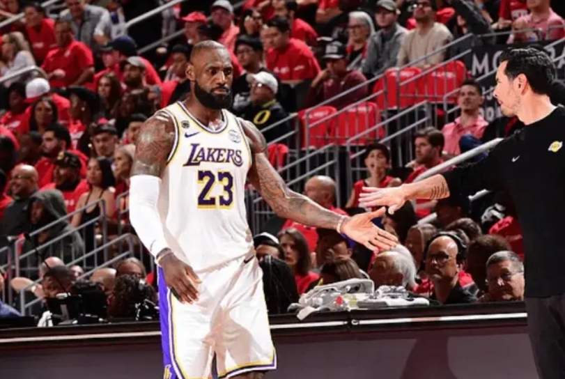 湖人和火箭的这G4比赛怎么说呢，湖人肯定想赢，但是真的打不动了，尤其詹姆斯，太累