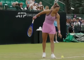 2:1！郑钦文比赛最新消息，WTA250诺丁汉站郑钦文逆转晋级第二轮。
6月15