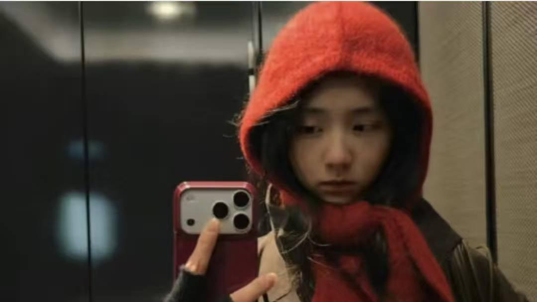 20岁黄多多素颜自拍刷屏：从“国民闺女”到文艺少女的惊艳蜕变