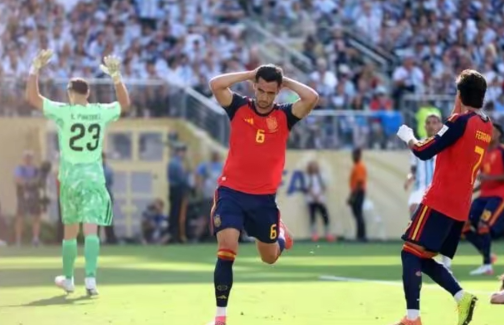 要么不进球，进球就进世界杯决赛决胜球。
费兰.托雷斯，26岁，身高184m.西班
