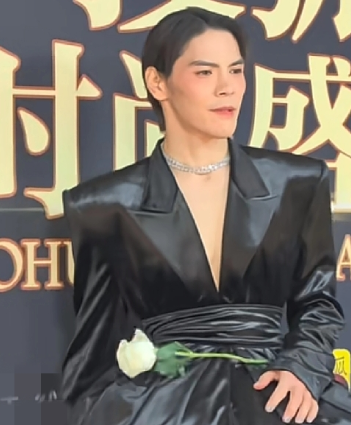 我好佩服郭碧婷能忍
看看她老公，又出来作妖了，出来走秀穿的啥？有网友说，他是把我