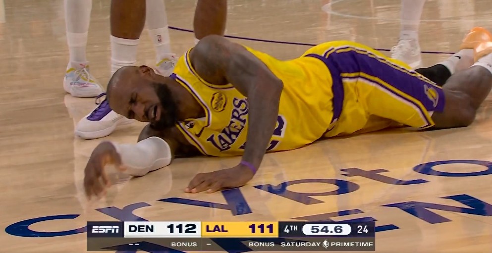 今年可以说是詹姆斯自上次夺冠以来最好的夺冠机会

詹姆斯很可能常规赛划水季后赛爆