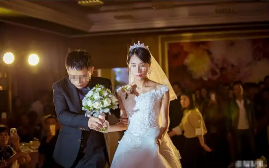 上海一男子在婚礼现场当众丢下话筒：“两百万彩礼？这婚我不结了！”全场亲戚都懵了