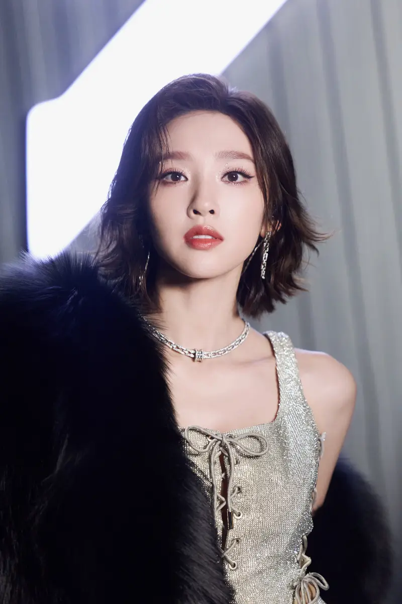 唐艺昕穿皮草配亮片背心 曲线曼妙气场强大