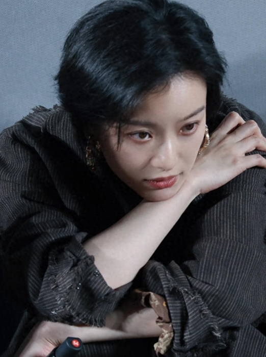 倪妮习惯了短发，散发一股自信的气息！