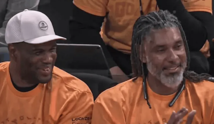 NBA季后赛后，文班亚马接受了采访。
此役，马刺名宿蒂姆-邓肯和大卫-罗宾逊来到