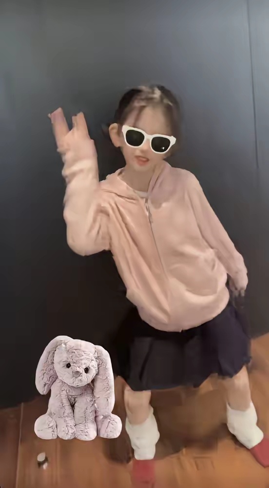 郭富城家三颗明珠
​60岁生日派对后第4天，方媛抱着刚出生的三女儿亮相。92斤，