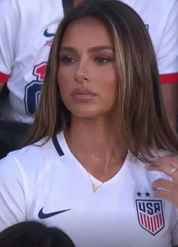 世界杯赛场外的靓丽身影。2026美加墨世界杯的绿茵场热血沸腾，看台上的各式佳人却