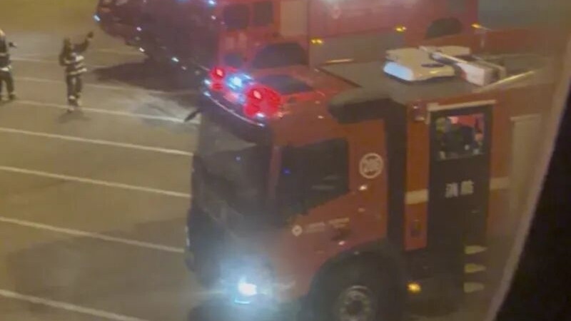 东航航班落地后手机卡座椅冒烟起火 机组迅速扑救 机务消防到场戒备