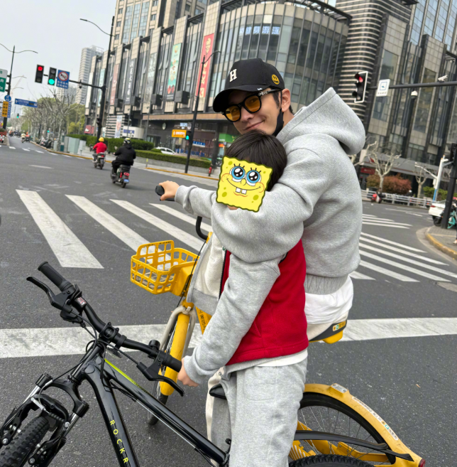 黄晓明罕见分享带娃日常
和儿子穿着亲子装上街骑行，小海绵已经长这么高了，没露脸也