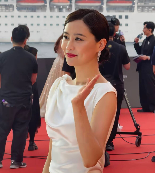 完全看不出陈法拉已经44岁是两个孩子的母亲
陈法拉一袭白裙亮相香港金像奖红毯，真