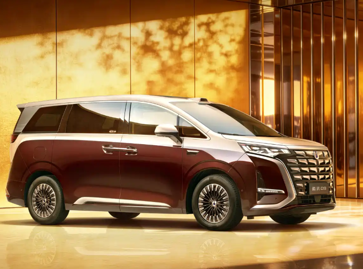 新款腾势D9官图，搭二代刀片电池及闪充，插混版纯电续航或达400km
外观方面，