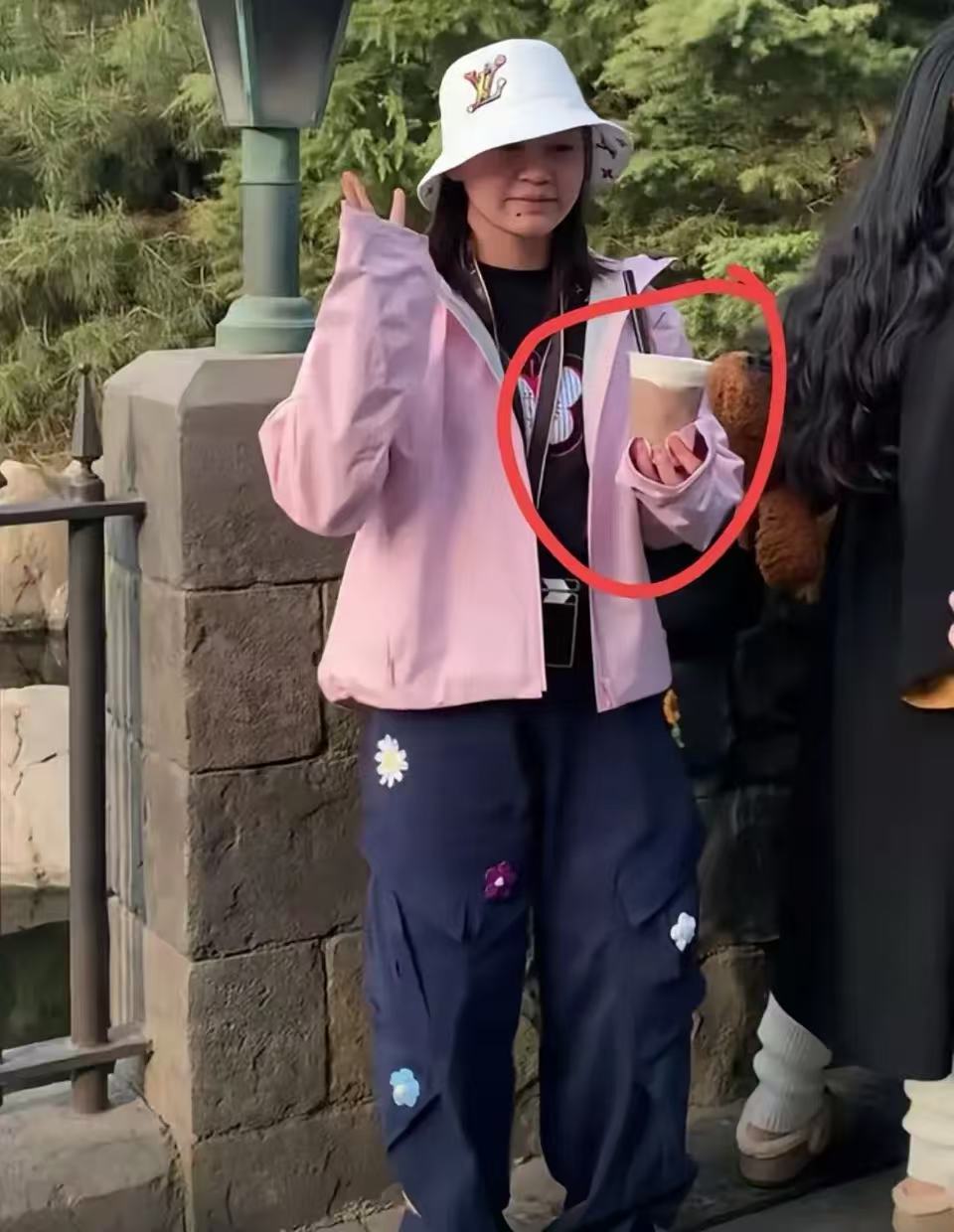 全红婵刚在镜头中说自己发育期喝水都会胖，转头就被人拍到喝奶茶，这下好了，大家都说