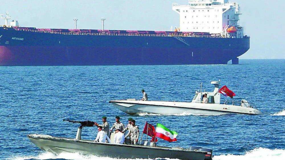 霍尔木兹海峡：第34天的博弈与迷雾