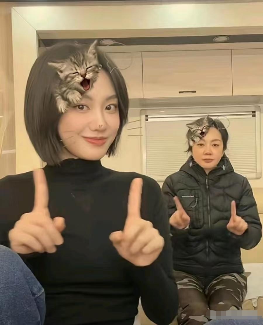 看到闫妮和女儿同框的照片，视线总是不自觉地被她女儿吸引过去——那姑娘长得真是好看