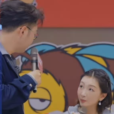 黄晓明太会做人了
周冬雨在节目里玩游戏，找朋友要50块钱，她给黄晓明发了消息，黄