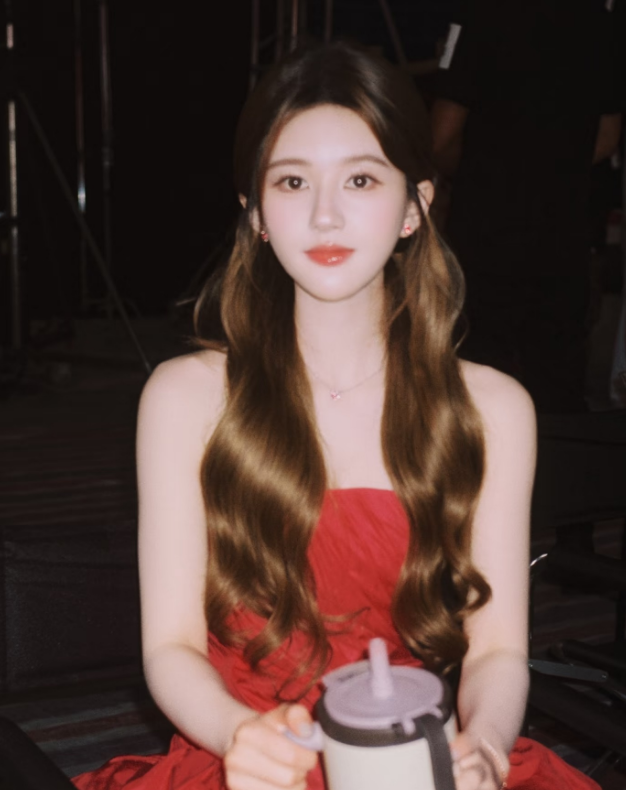 露思的眼神很灵，不木讷，自带灵气