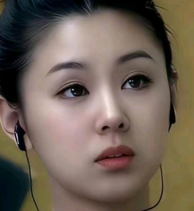 外界总爱给李小萌贴上豪门阔太的标签
觉得她是靠着王雷才过上优渥生活，可很少有人知