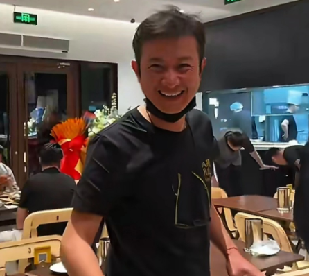 有网友晒出文章在上海开店的视频，视频里文章穿着朴素的黑色短袖，面对拍他的客人笑得