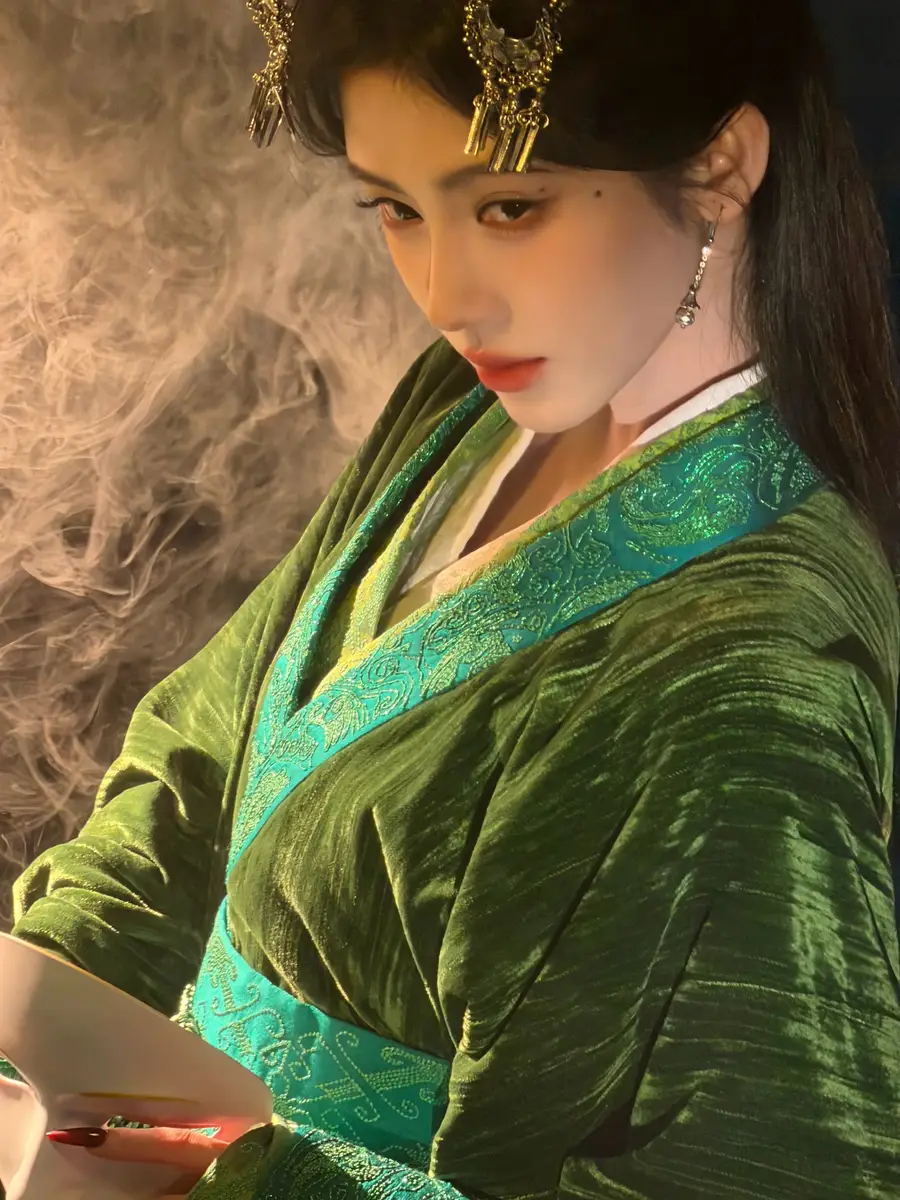 鞠婧祎盘发戴银饰古韵十足 汉服造型清冷又柔媚