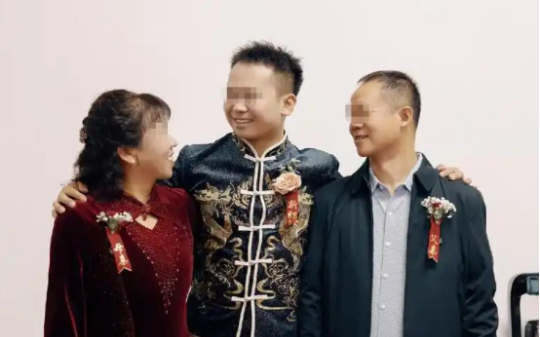 我抚养继子20年，婚礼上他亲妈不许我坐主位，继子的做法我没想到