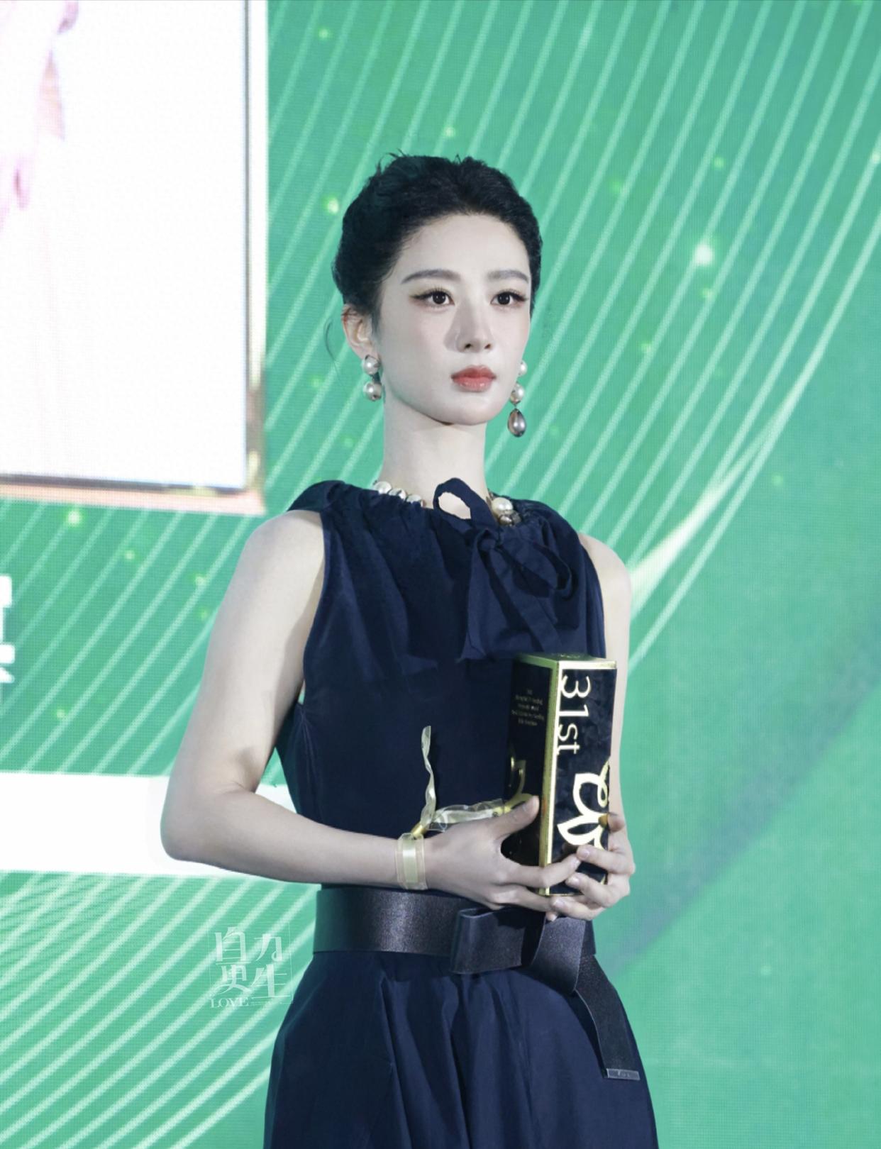 杨紫哽咽发言上热搜！三提白玉兰今终赴宴，高原188天没白熬
