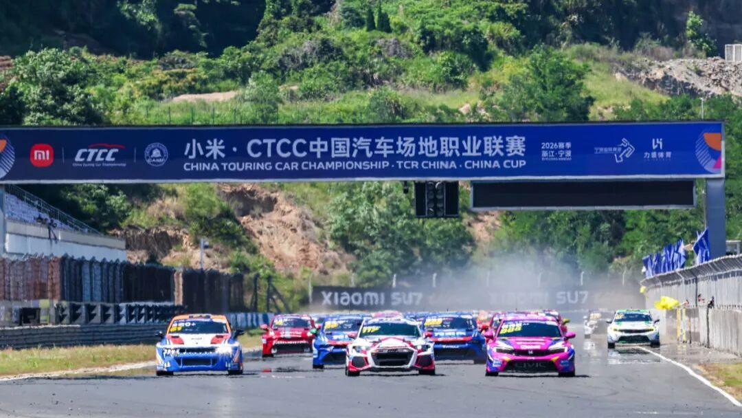 裹着“棉被”开赛车？CTCC车手的高温生存法则