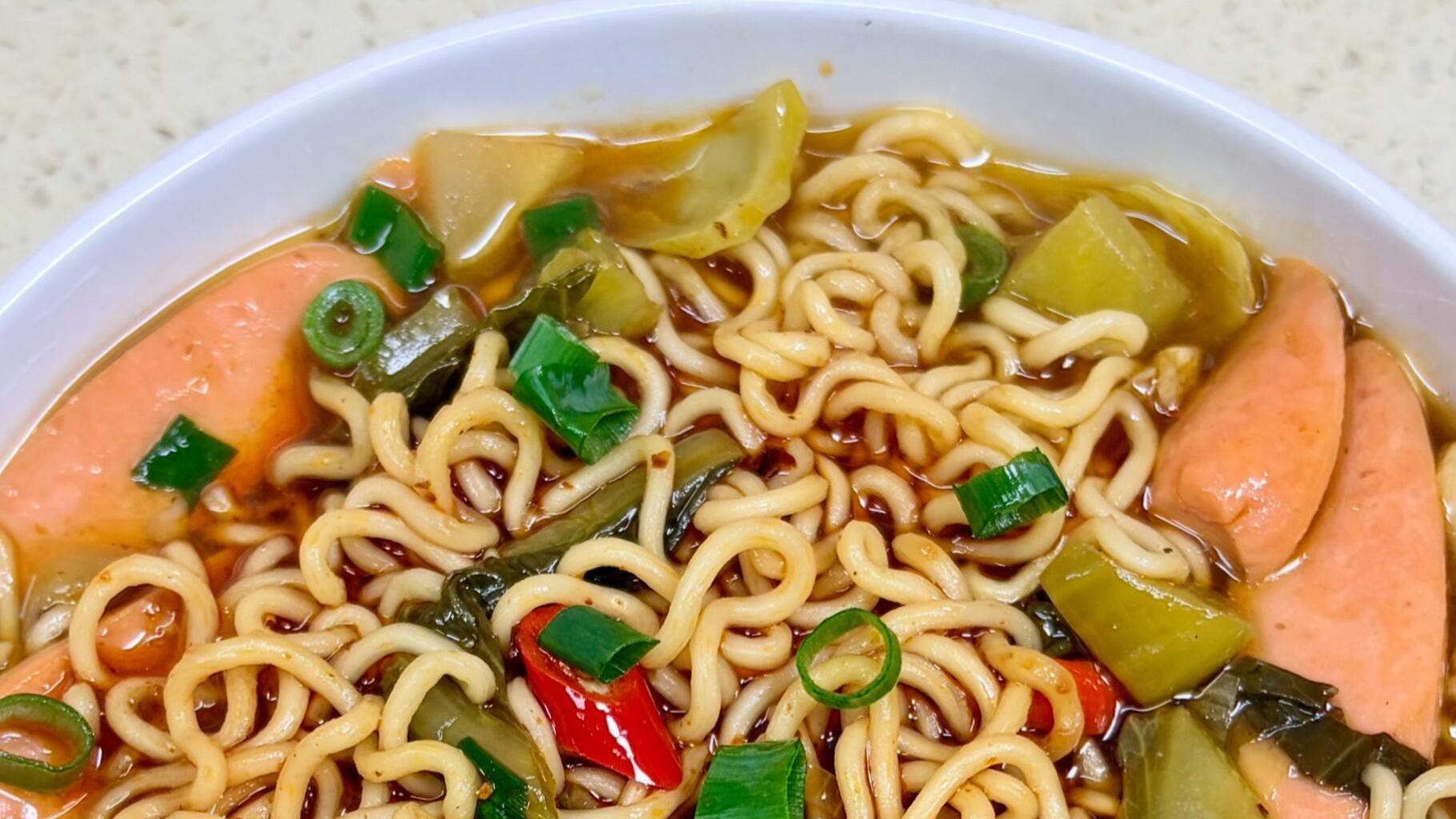 答应我！一定要去做这个酸菜火腿面，香迷糊啦～