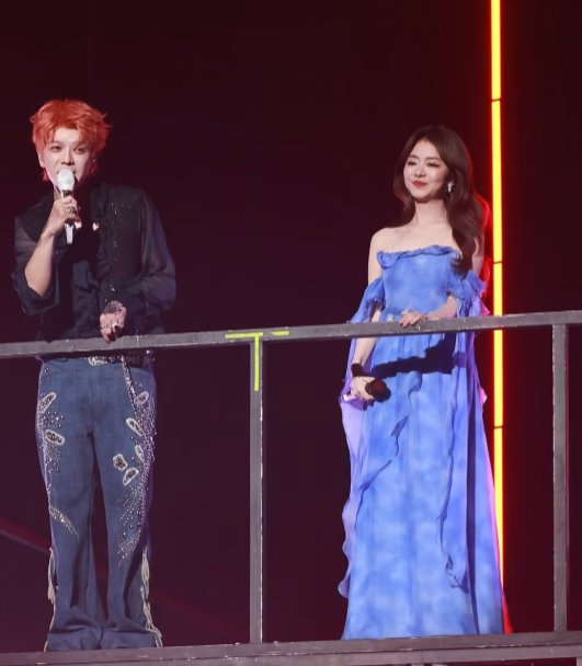 在王栎鑫的演唱会上，谭松韵作为惊喜嘉宾登场，两个人合唱了歌曲《最好的我们》，把全