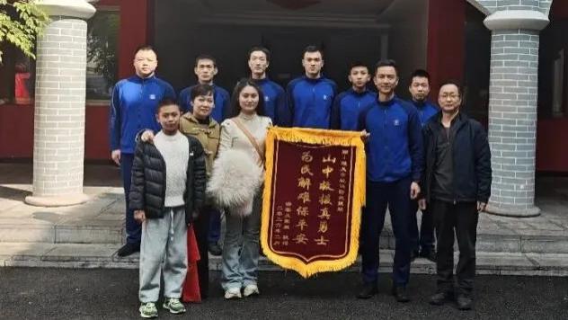 马年暖心事！女子登山突发不适，遵义消防紧急救援获赠锦旗