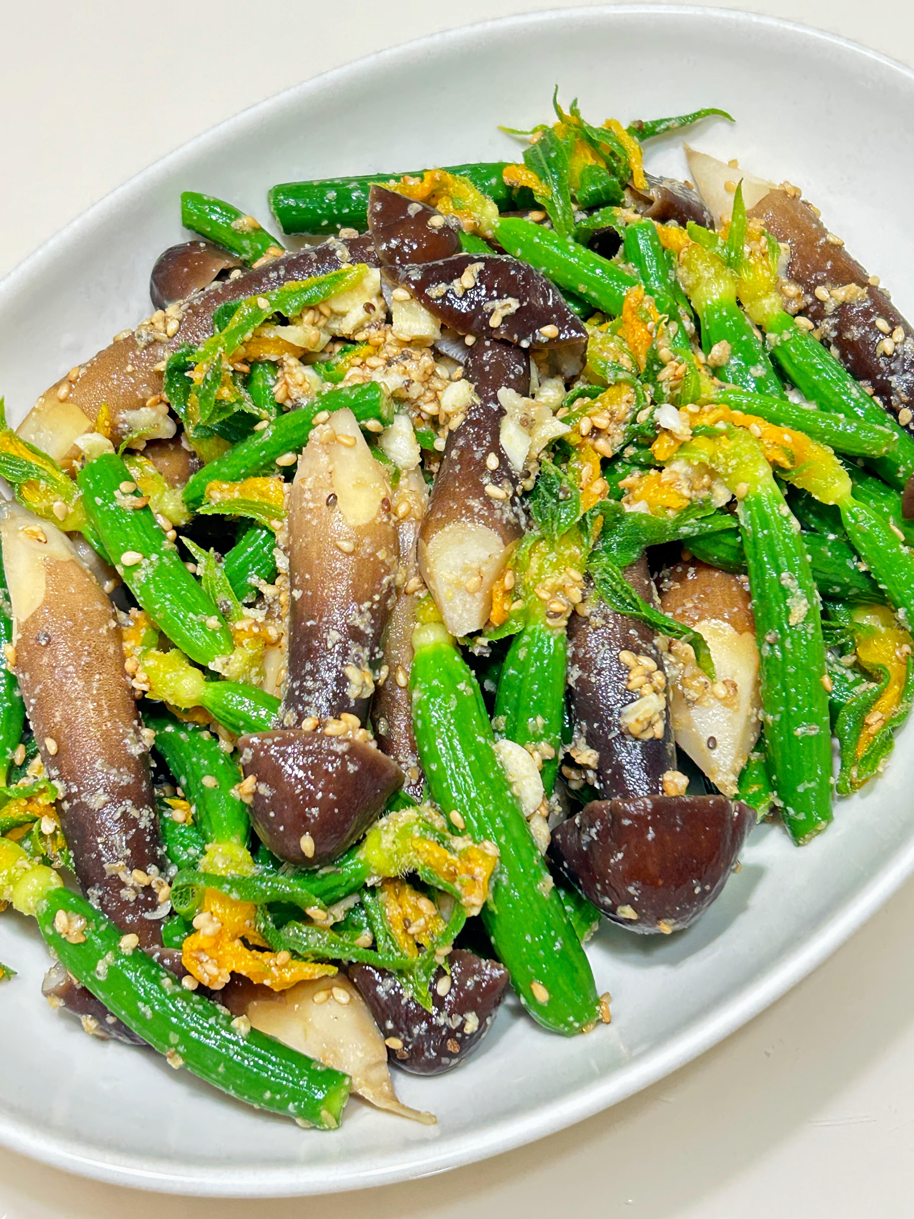 减脂期凉拌小菜✨黄瓜花拌鸡枞菌，清爽低脂还鲜香
减脂期就馋这种清爽不腻的凉拌菜！