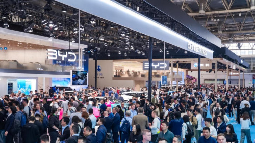 北京车展顶流实锤！比亚迪E3馆炸场，明星老外齐打卡