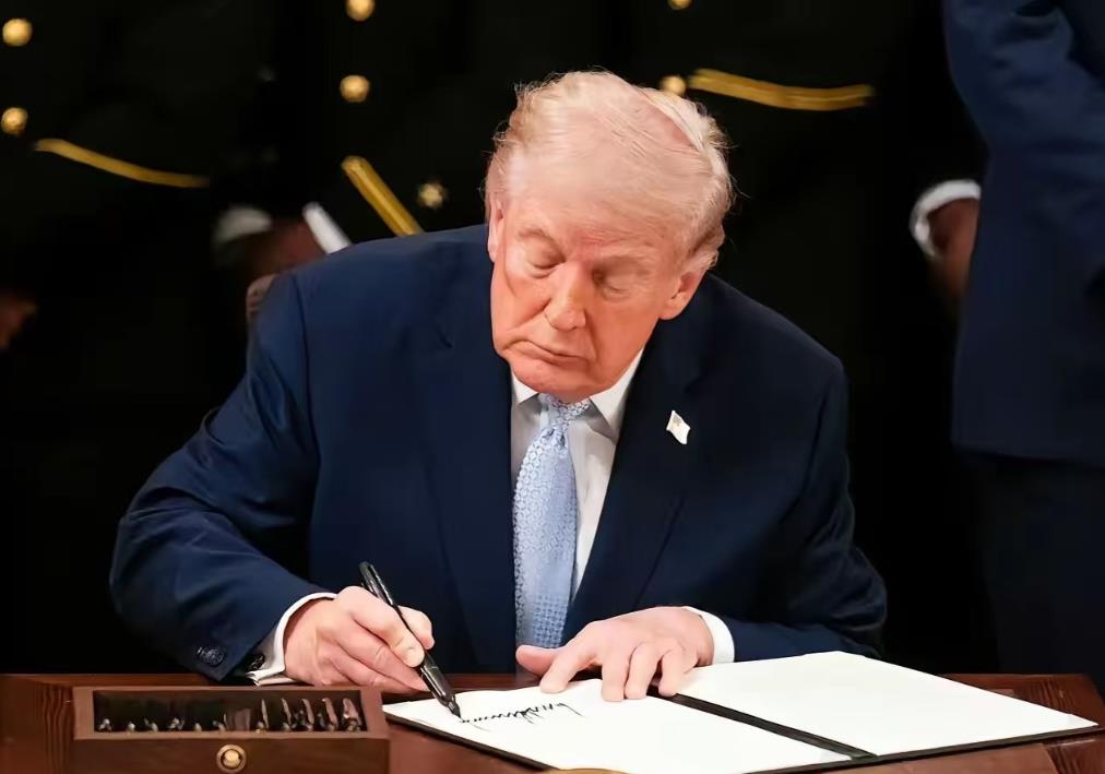 特朗普这回舒服了，这回真的可以千古留名了，165年来的规矩，首次打破，把美国现任