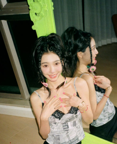 易梦玲这组图有说法
本来就被她的黑丝美腿迷得神魂颠倒
结果定睛一看——这丝袜上居