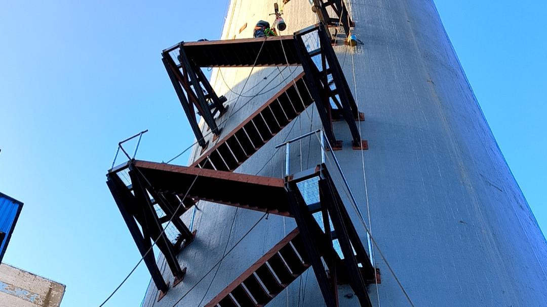 混凝土烟囱爬梯安装 筑牢高空通行防线