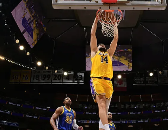 湖人主帅JJ-雷迪克接受媒体采访，谈及本场比赛克勒贝尔的表现，雷迪克表示：
“他