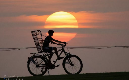 但贪玩儿，最近在玩什么剧本杀游戏，装穷扮哑的。还说陪玩的女孩儿又老又土，准备换个游戏对象。