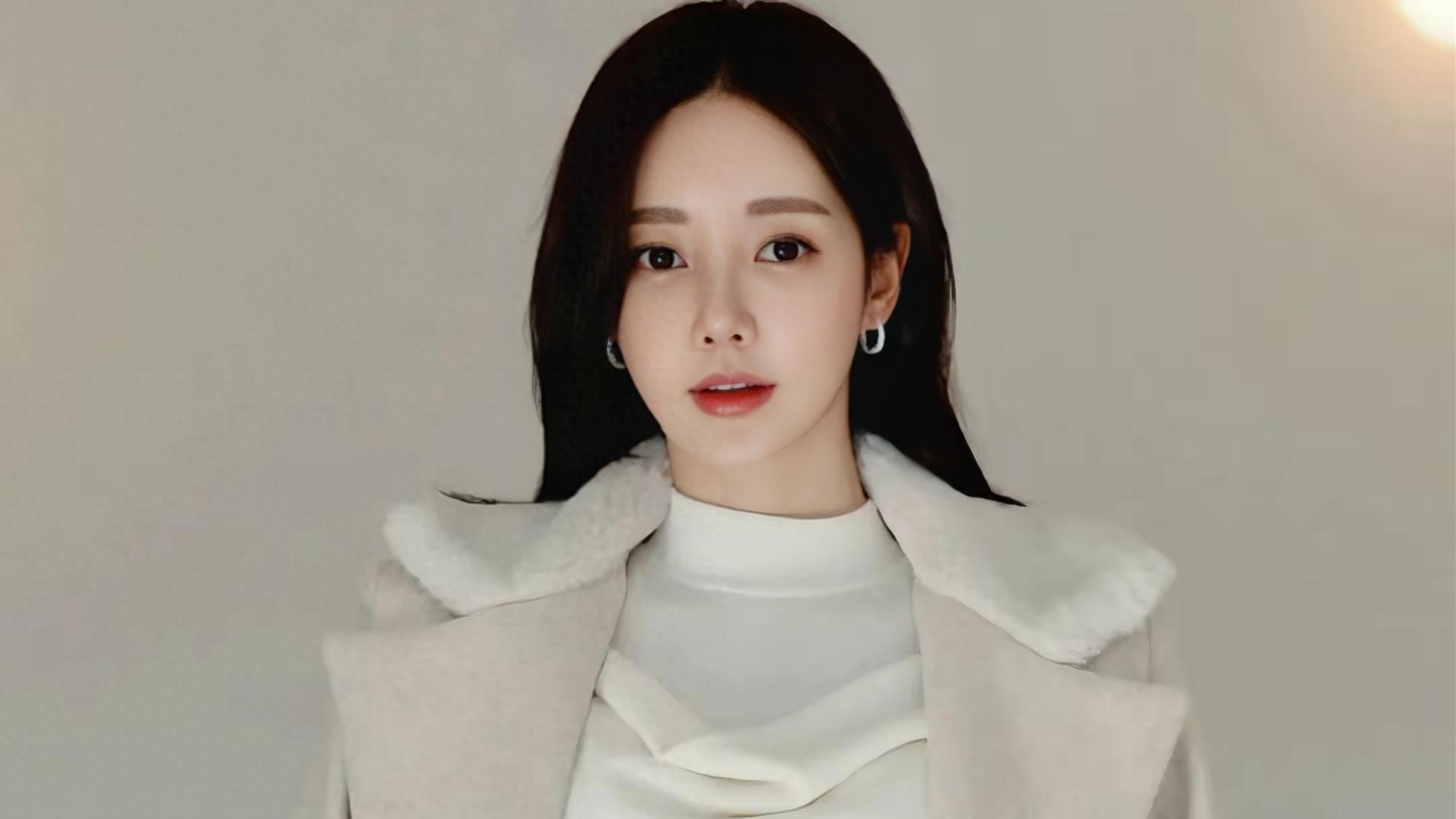 清眸照水梳妆镜，红装娇艳撩人心，玉面冰肌如花蕊，丽景倩影舞古筝