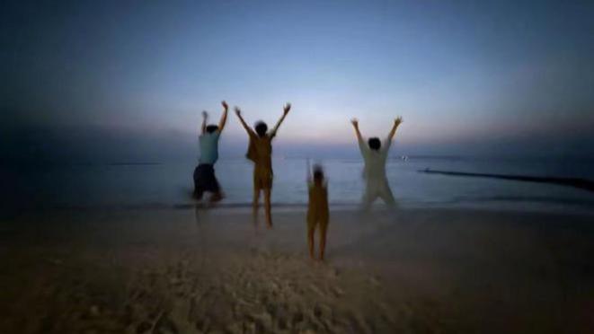 孙俪元宵节晒全家福！一家四口海边度假比2026手势，结婚16年好甜