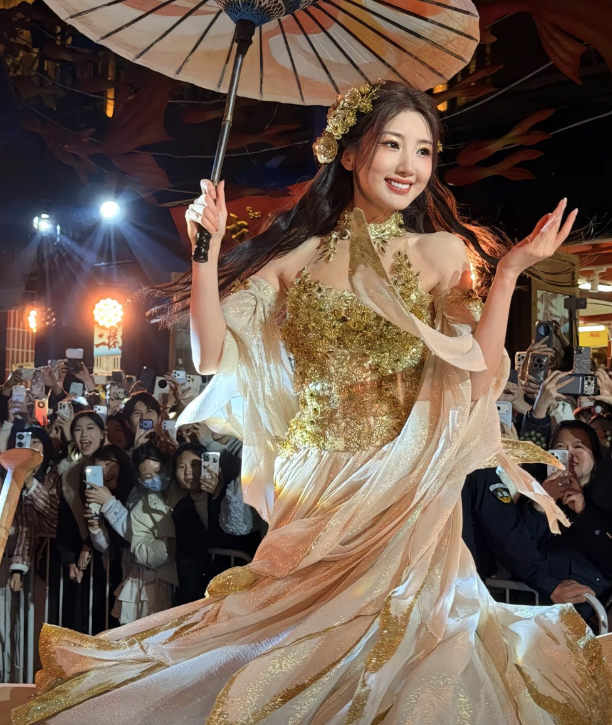 毛晓彤原生家庭很一般
父亲为了要钱，上电视各种抹黑她，好在她立身正，挺过来了
恋