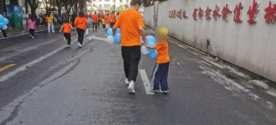 据极目新闻报道：一场本该充满欢笑的亲子马拉松，却演变成一场令人痛心的悲剧。

5