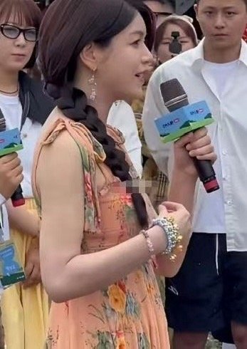 陈妍希这假发太假了吧…造型师能不能长点心啊 ​ ​​​