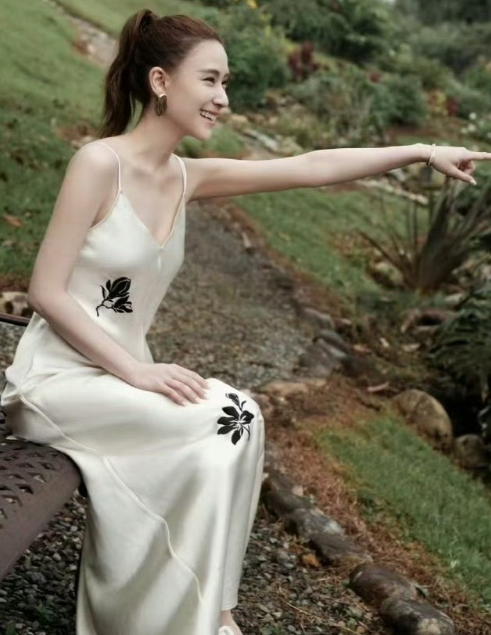 何超莲不愧是赌王家的最美千金，连脚趾头都是美的，窦骁真有福气！