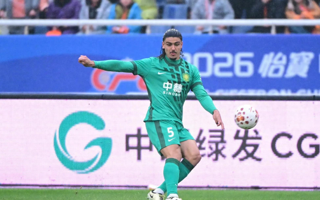 3月14日，中超联赛第二轮结束一场焦点对决，最终凭借谢文能和克雷桑的进球，山东泰