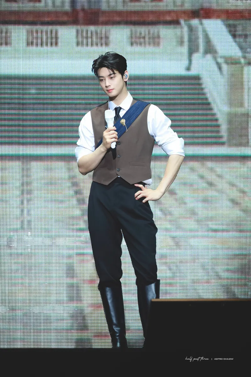 车银优逃税风波后首公开露面 穿西装身材略微发福