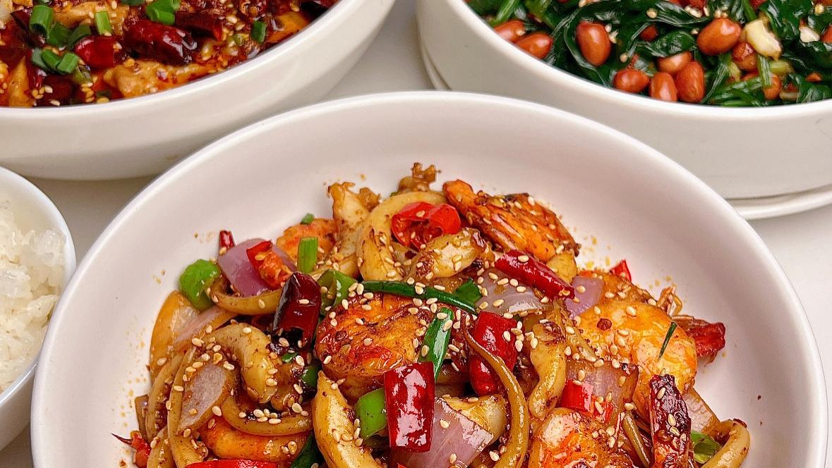 干锅鱿鱼虾：海味与香料的相逢