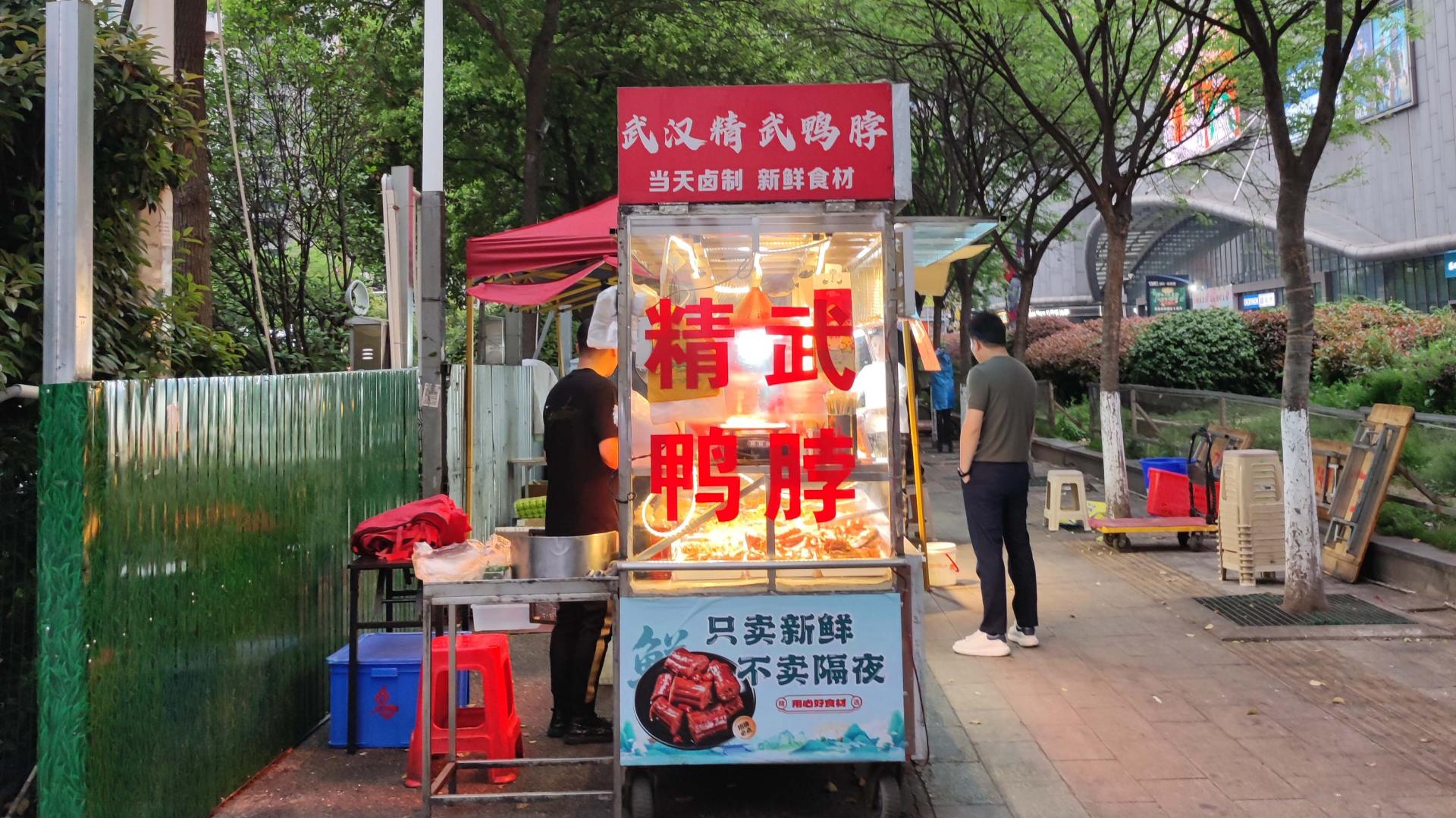 中年失业负债，我带娃在武汉摆地摊之38：裸辞摆摊第一年能挣10万吗？