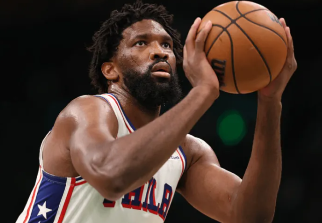 NBA季后赛G6，凯尔特人（3）对阵76人（2）的比赛正在进行中。
查尔斯-巴克