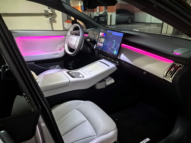 储物空间很大却还是不够用
虽然后备箱空间比较大，但是车里面的零碎的小物件比较多，